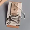 Etiquetas de ropa personalizadas de alta gama, etiquetas colgantes de madera de alcanfor, etiquetas colgantes de tela de algodón, certificados de ropa impresos y servicios de diseño