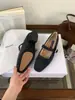 Sapatos rasos de salto grosso com alça única estilo retrô francês com pelo, modernos e versáteis