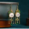No se decoloran fácilmente racimos de flores chapados en oro antiguo jade sintético hebilla de seguridad borla pendientes vintage TikTok live venta caliente