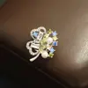 Broche Magnético Elegante e Único com Pérolas Incrustadas de Diamantes Coloridos em Forma de Trevo de Quatro Folhas, Acessório para Gola Anti-Exposição para Homens e Mulheres