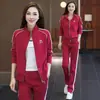 Conjunto deportivo casual para mujer para otoño, moderno y rejuvenecedor, corte ajustado, sudadera a rayas con estampado de letras y pantalón ancho conjunto de dos piezas