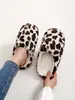 Zapatillas de felpa silenciosas superventas transfronterizas, nuevo modelo otoño e invierno 2026, zapatos de algodón cálidos para interior, zapatillas peludas de punta cerrada con estampado de leopardo