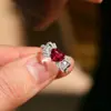 Anillo de Lujo Ligero de Moda con Forma de Corazón de Corindón Rojo Lazo Nudo Súper Hada Elementos de Mariposa Diamante Rojo Sangre de Paloma Banda de Anillo para Mujer Corazón de Amor