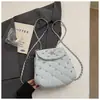 Mochila de Costas Duplas Estilo Coreano Bolsa Feminina Nova 2026 Verão Nicho Bolsa de Ombro Único Transversal Bolsa com Textura Rebite Corrente