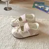 Sapatos de princesa estilosos para meninas 2026 primavera e outono novos sapatos de couro com sola macia e laço para meninas, sapatos单 de sola única fofos e respiráveis