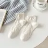 Nuevos Calcetines de Moda Japonesa Versátiles Dulces Estilo Universitario para Mujer con Colgante en Relieve Flor de Encaje Calcetines Cortos