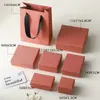 Caja de joyería de lujo ligero con asa de perla texturizada y diseño acanalado, textura de caja dura, adecuada para pendientes, pulseras y empaque de regalo; disponible en stock