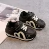 Sapatos Femininos Plus Veludo Tênis Esportivos Inverno Superfície de Couro Sapatos de Algodão Duplo 2025 Novos Crianças Pequenas e Grandes Sapatos de Pai Sapatos de Menino