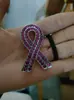 Broche de Fita Rosa com Gotejamento de Óleo Preto Emblema de Liga Metálica Logo de Publicidade de Bem-Estar Público para Cuidados com o Peito Acessórios de Logo