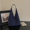 Bolsa de mão feminina minimalista estilo japonês 2026 novo modelo bolsa triangular de grande capacidade bolsa tote de lona casual personalizada para o dia a dia