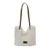 Bolso de felpa de gran capacidad para mujer, nuevo modelo otoño 2026, bolso de mano peludo de un solo hombro, versátil para el trabajo, bolso de mano de estilo casual
