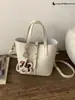 Bolso de mano de cubo estilo nuevo para invierno 2025, bolso cesta elegante de gran capacidad, bolso de hombro cruzado retro personalizado