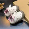 Sapatos internos para meninas para o jardim de infância, nova coleção outono 2026, design do gato KT, anti-impacto, leves e adequados para bebês que estão aprendendo a andar