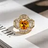 Anel Yanbai Estilo Europeu e Americano de Luxo Leve com Zircônia Brilhante e Cristal Amarelo Design Floral, Totalmente Cravejado com Diamantes, Versátil e Moderno