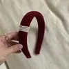Faixa de Cabelo de Veludo Envolto em Pérolas Estilo Moda Francesa para Mulheres Ano Novo 2026 Faixa Vermelha Acessórios de Cabelo Elegantes