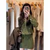 Un impresionante conjunto de punto para mujer, perfecto para atuendos de otoño e invierno: un conjunto completo que incluye un suéter verde, una cárdigan y una falda, hecho de lana