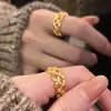 Anel de trevo de quatro folhas com cravação de diamantes vazados em ouro de areia, mesmo estilo da Loja de Ouro Pu Zuo, anel de dedo feminino de luxo leve, design de ponta, presente para namorada