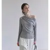 Camiseta Gris de Manga Larga Off-the-Shoulder Estilo Coreano para Mujer, Nuevo Diseño de Otoño, Pura e Inocente, Top Ajustado de Un Hombro