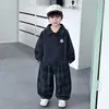 Traje xadrez estiloso estilo coreano para meninos, primavera e outono 2026, novo conjunto esportivo de duas peças da moda para bebês, outono