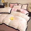 Juego de cuatro piezas de terciopelo de leche tallado, sábana bajera de forro polar coral engrosada, funda de edredón suave, sábana ajustable y juego de ropa de cama de tres piezas