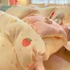 Juego de Ropa de Cama de Felpa de Leche de Dibujos Animados de Cuatro Piezas 2026 Nuevo Invierno Acolchado Juego de Ropa de Cama Sábana de Coral Funda de Edredón de Tres Piezas