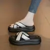 Ropa exterior bordada de estilo nacional Sandalias y pantuflas de suela gruesa para mujer Novedad 2024 Sandalias de playa para usar con vestido de verano Blanco y negro Chanclas de una tira