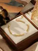 Pulseira de Pérolas Europeia e Americana Transfronteiriça Banhada a Ouro 18K para Mulheres Aço Inoxidável Moda Design de Nicho Pulseira Simples Torcida Joia