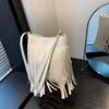 Bolso europeo y americano retro de comercio exterior con borlas de gran capacidad para mujer, estilo coreano, nuevo bolso de mujer, simple, popular, bolso de hombro para mujer