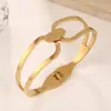 Venta al por mayor del fabricante Apertura de resorte Personalizado Tendencia de moda Pulsera de acero inoxidable Diseño hueco Exagerado Versátil Joyería para la mano