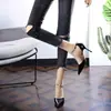 Zapatos de boda de tacón alto de moda, tacones de aguja, colección primavera/verano 2026, sandalias de una tira adornadas con pedrería, negro y rojo, nuevo estilo versátil