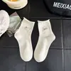 Meias fofas para mulheres, estilo fino de verão, meias de cano médio com desenho animado para estudantes do ensino fundamental, meias brancas com bolhas, novo modelo popular de 2026