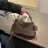 Bolso tipo almohada de gamuza de alta gama ultra moderno estilo coreano para mujer, nuevo de moda 2026, versátil, de gran capacidad, para hombro y cruzado