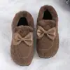 Chinelos peludos de sola grossa mais vendidos para 2026 para mulheres, para usar ao ar livre, com laço, forrados com fleece para aquecimento, qualidade de exportação, chinelos de algodão confortáveis com sola macia e bico fechado