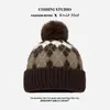 Conjunto de Chapéu de Tricô e Cachecol Feminino Outono Inverno Europeu e Americano Veludo Plus Ciclismo à Prova de Vento Proteção Auricular Proteção do Pescoço Pompom Transfronteiriço