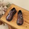 Mocasines retro tallados estilo británico para mujer, nuevo modelo otoño 2026, versátiles de suela plana, suela blanda, cómodos, zapatos pequeños de piel
