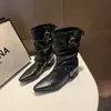Botas de Moda com Bico Fino e Salto Grosso para Mulheres 2026 Novo Estilo Britânico Celebridade da Internet Botas Curtas de Rua com Fivela Botas Martin Atacado