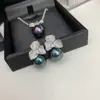 Juego de Anillo de Pétalo de Concha Negra de Tres Piezas de Diseño Versa Jewelry para Mujer Chapado en Oro de 18 Quilates Imitación de Nácar Natural