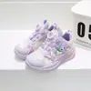 Tênis esportivo infantil feito à máquina com face em couro, tamanhos 26-31, tênis de desenho animado com luzes para meninas, atacado 6718