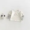 Chaqueta con Capucha de Dibujos Animados de Otoño para Bebé Dianxi, Camiseta Base Falsa de Dos Piezas para Bebé, Elegante Conjunto de Tres Piezas con Jeans Sueltos