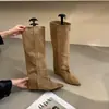 Nova coleção Outono/Inverno 2026 da Bianlade: sem estilo retrô, botas de corte justo, camurça, bico fino, estilosas, botas longas, estilo americano