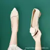 Zapatos de mujer cómodos con hebilla cuadrada 2026 primavera/otoño nuevo estilo punta fina tacón medio grueso versátiles zapatos de trabajo de primavera