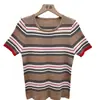 Novo estilo de verão moda coreana bloco de cores listrado gola redonda malha manga curta versátil top para mulheres na cor cáqui