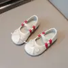 Zapatos pequeños de cuero versátiles y ligeros con correa elástica, estilo coreano, para niñas, otoño 2026, zapatos plateados de princesa a la moda para actuaciones