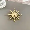Broche de Sol de Folha de Metal Transfronteiriço Europeu e Americano, Alfinete de Design Único de Nicho, Acessório de Moda de Luxo Leve de Alta Qualidade