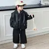 Conjunto Elegante de Três Peças para Meninos na Primavera e Outono 1 Ensolarado e Bonito para Bebês e Crianças Pequenas 2 Conjunto de Moletom com Capuz Xadrez, Colete e Jaqueta de Couro Tendência