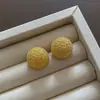 Brincos de Pino Metálicos Texturizados Foscos Estilo Luxo Leve da Moda com Pinos de Prata, Sensação Requintada e de Alto Padrão, Versátil para o Dia a Dia