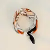 Bufanda Pequeña de Seda Estilo Nuevo con Hebilla Magnética Perezosa y Tacto de Alta Gama, Cadena de Perlas para Clavícula para Mujer, Bufanda Pequeña con Elemento de Carruaje de Lunares Paisley