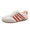 Zapatillas de entrenamiento alemanas para mujer de moda estilo francés, nueva colección otoño 2026, suela plana retro, ligeras, finas, zapatillas blancas casual versátiles