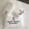 El fabricante vende al por mayor toallas blancas de satén platino 100% algodón, toallas de hotel, toallas de baño y toallas cuadradas, con la opción de bordar logotipos.