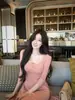 Vestido de punto estilo coreano para principios de otoño, con cuello de caída suave, manga tres cuartos, corte ajustado, fresco y dulce con un toque especiado, adecuado como vestido base